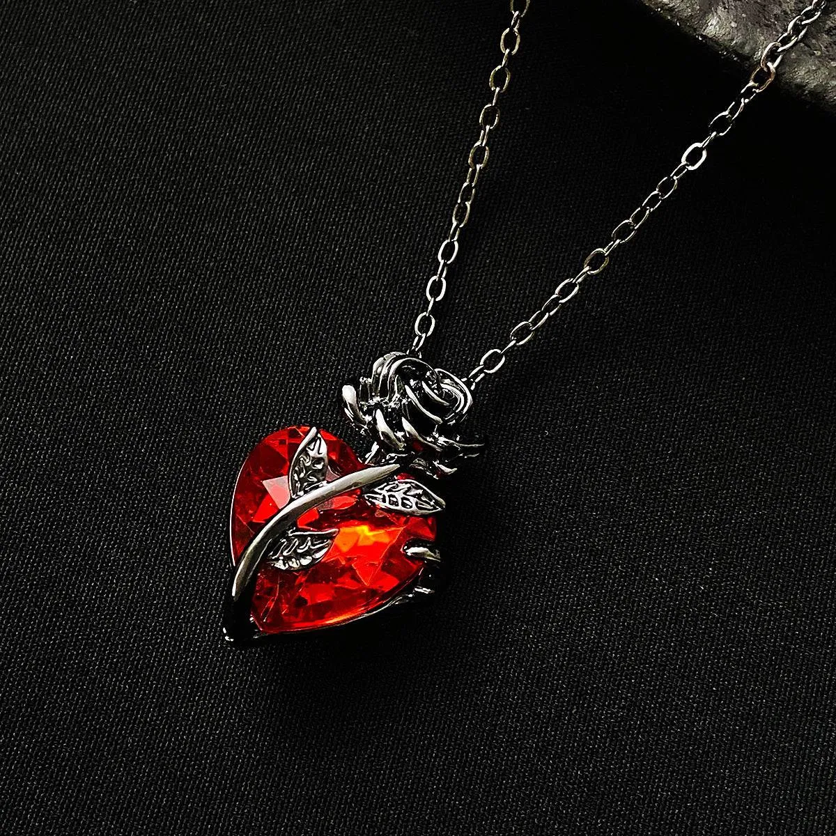 Punk Rose Heart Necklace – Bold Love Pendant for Valentine’s Day