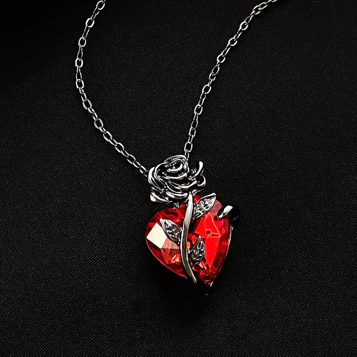 Punk Rose Heart Necklace – Bold Love Pendant for Valentine’s Day